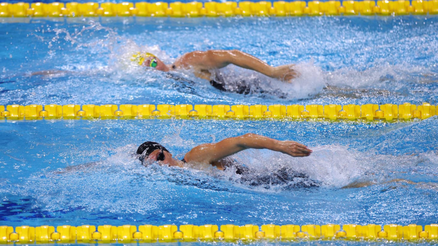 Atlete impegnate in una gara su pista