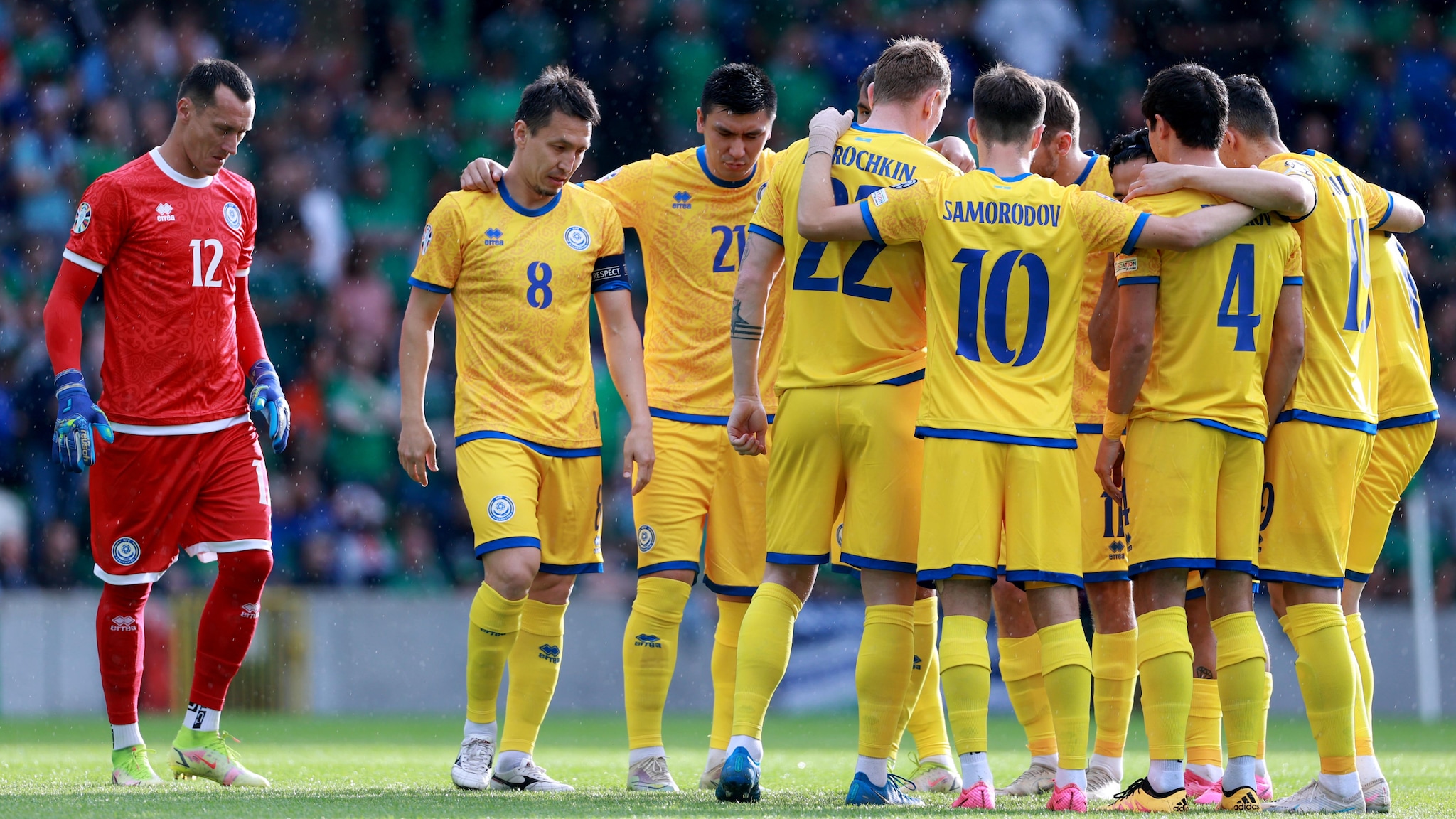 Partita internazionale di calcio in uno stadio gremito